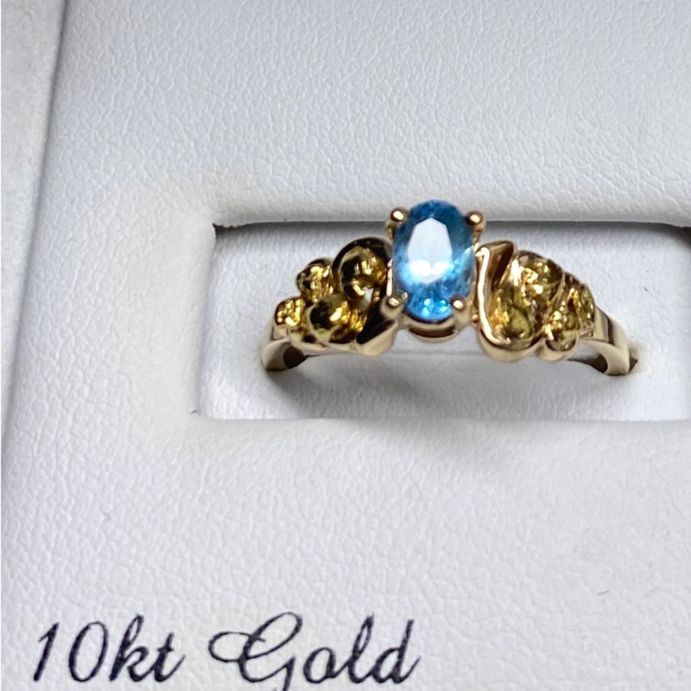 10 kt gold blue Sapphire nugget ring